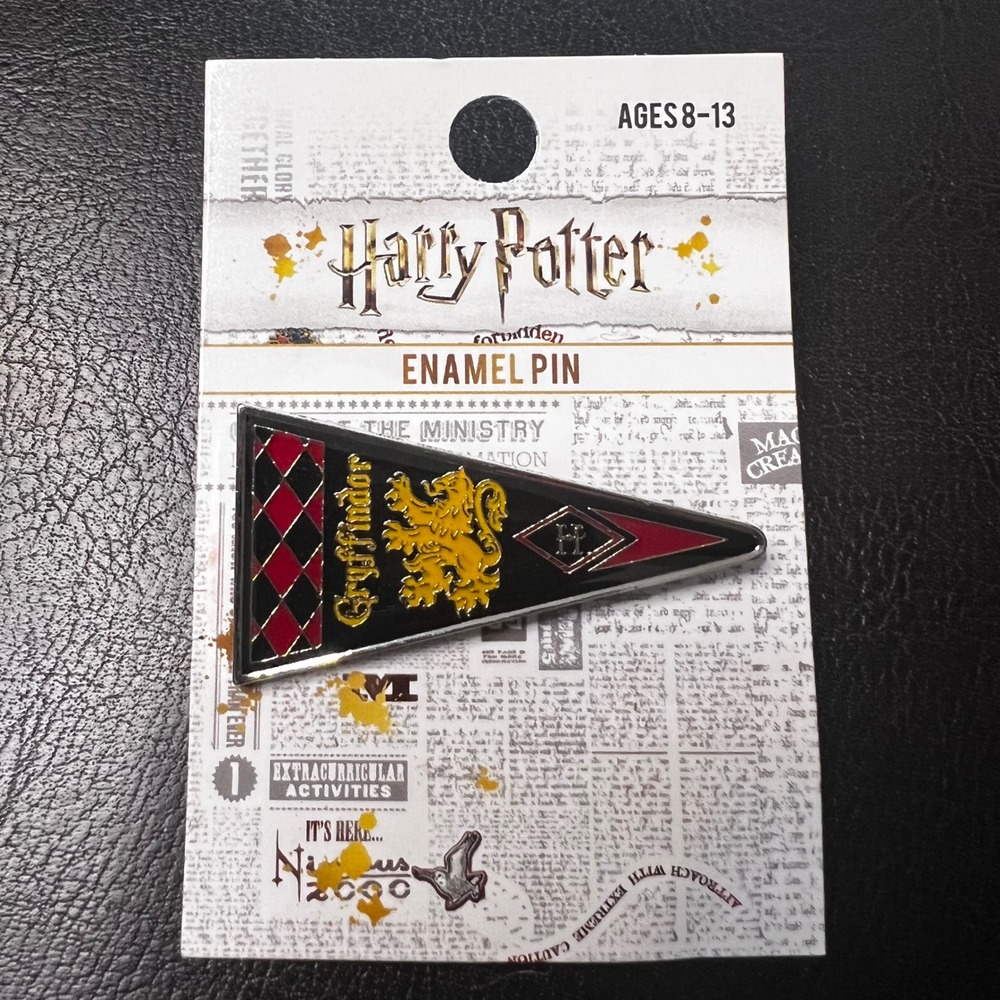 Harry‎ Potter Gryffindor Enamel Pin Loungefly Ages 8-13 New on Card
